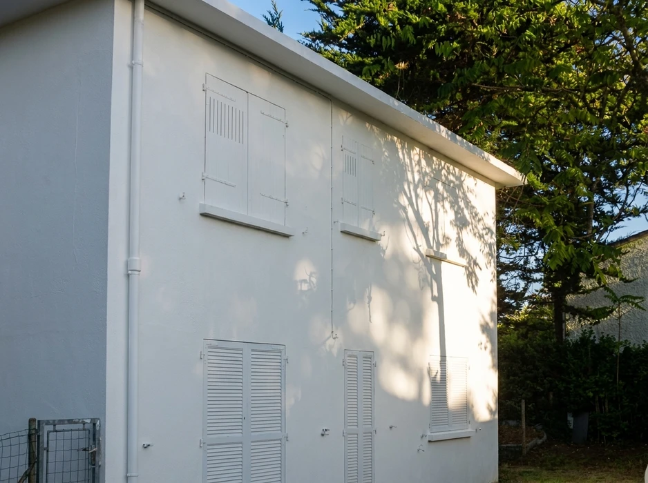 Structure en bois d'une construction en cours, vue depuis l'intérieur vers l'extérieur avec paysage verdoyant en arrière-plan
