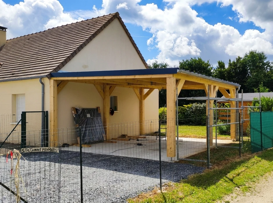 Coin de la nouvelle maison moderne avec toit, gouttière et volets en bois sous ciel bleu