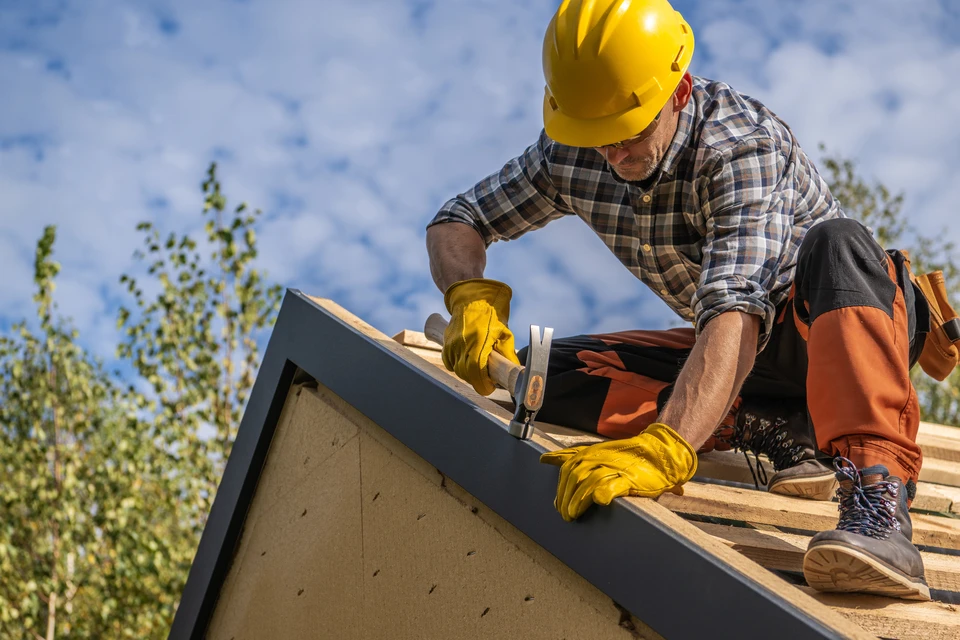 Chantier de construction extérieur avec ouvriers assemblant une charpente en bois