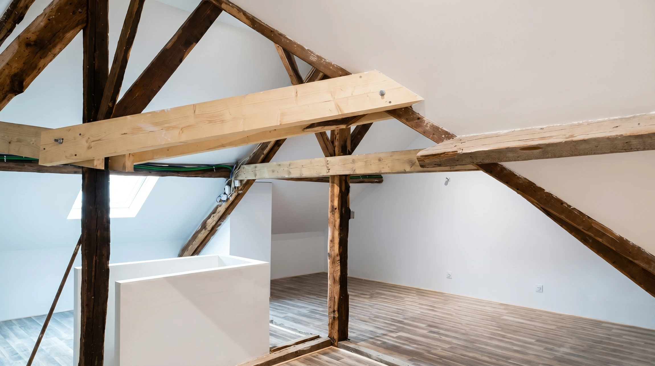 Façade extérieure d'une maison en pierre naturelle avec escalier menant à une porte d'entrée en bois