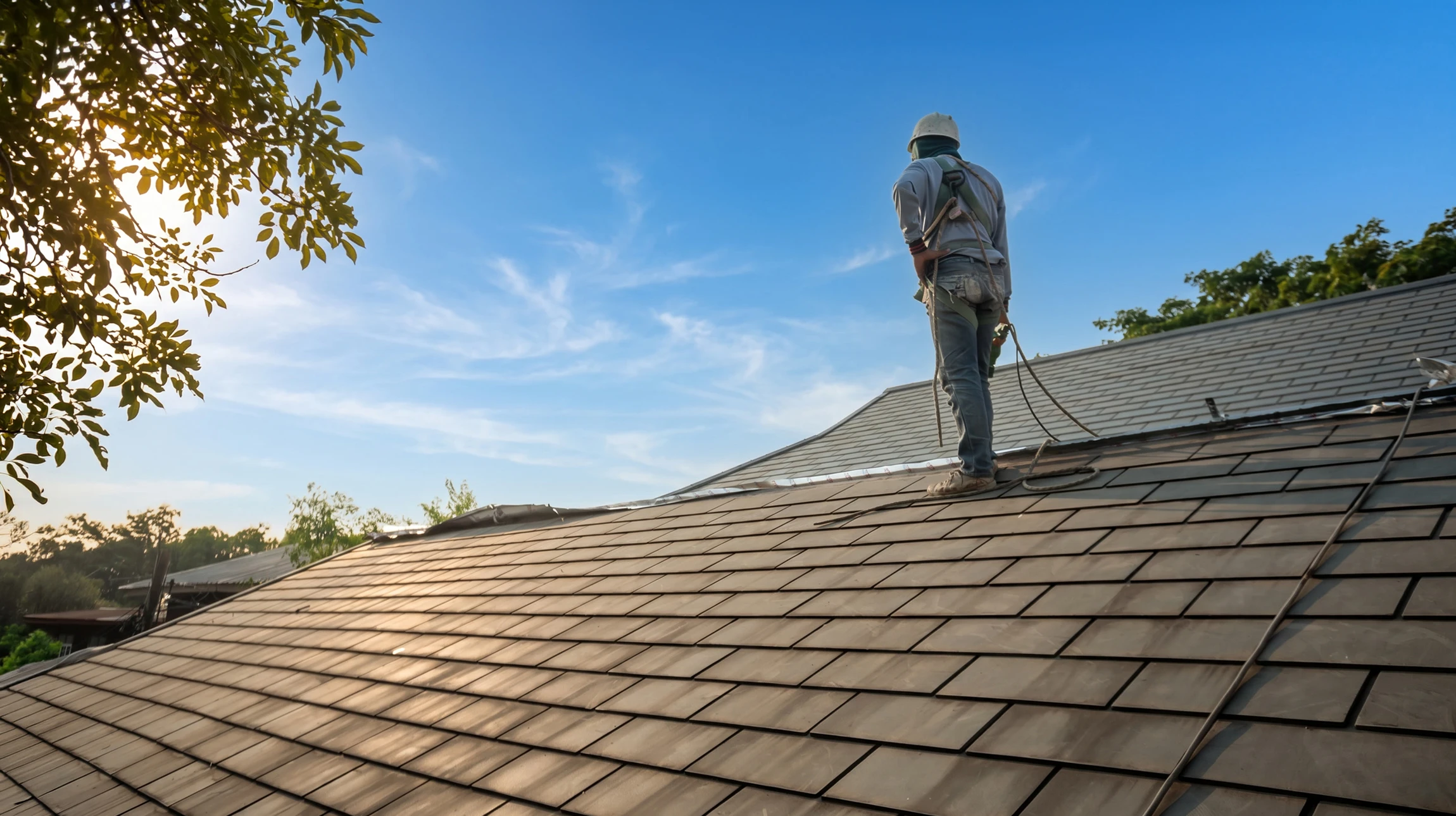 Scène extérieure montrant la construction d'une toiture traditionnelle en cours
