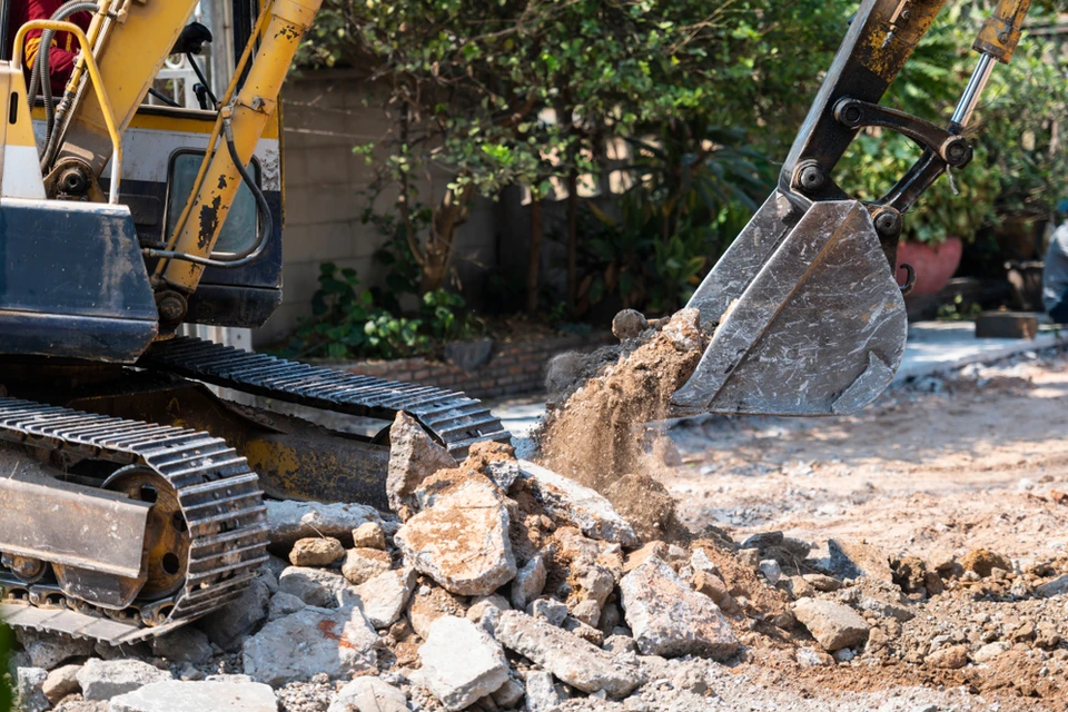 Chantier de construction extérieur montrant les fondations d'un bâtiment en cours de réalisation