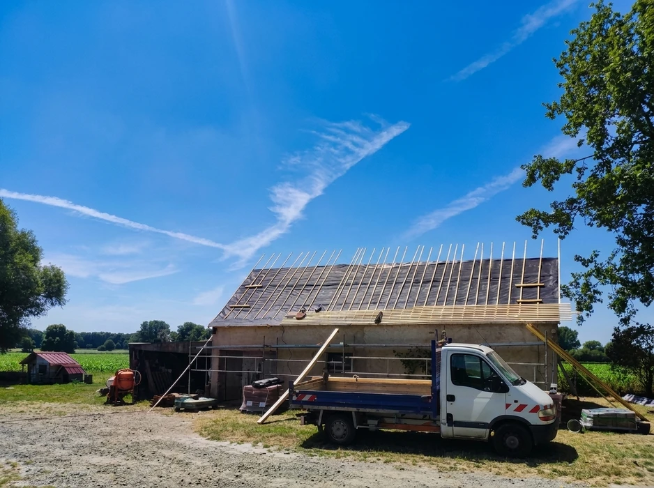 Chantier de construction résidentielle en cours, ouvriers effectuant travaux de maçonnerie et fondations