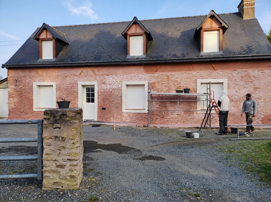 Chantier de construction résidentielle en cours avec murs en blocs de béton cellulaire
