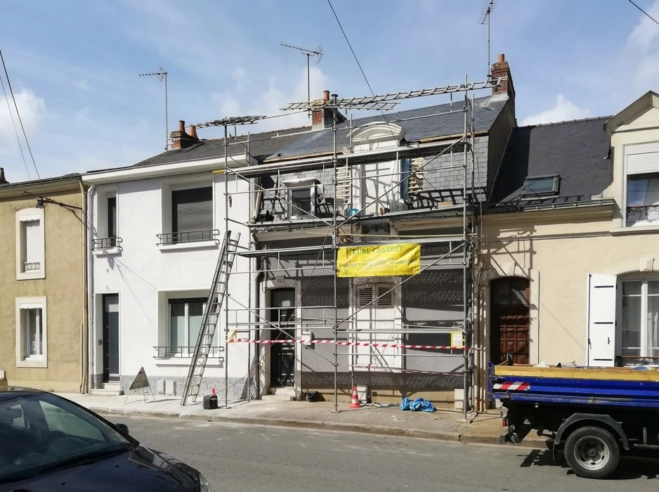 Travaux de construction assembler des grilles de fer dans le cadre prêt pour le travail du béton