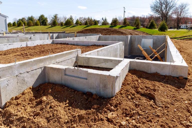 Quelles fondations prévoir pour une extension de maison à Allonnes ?